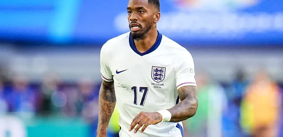 Futbolchi England formasi bilan maydonda harakatda