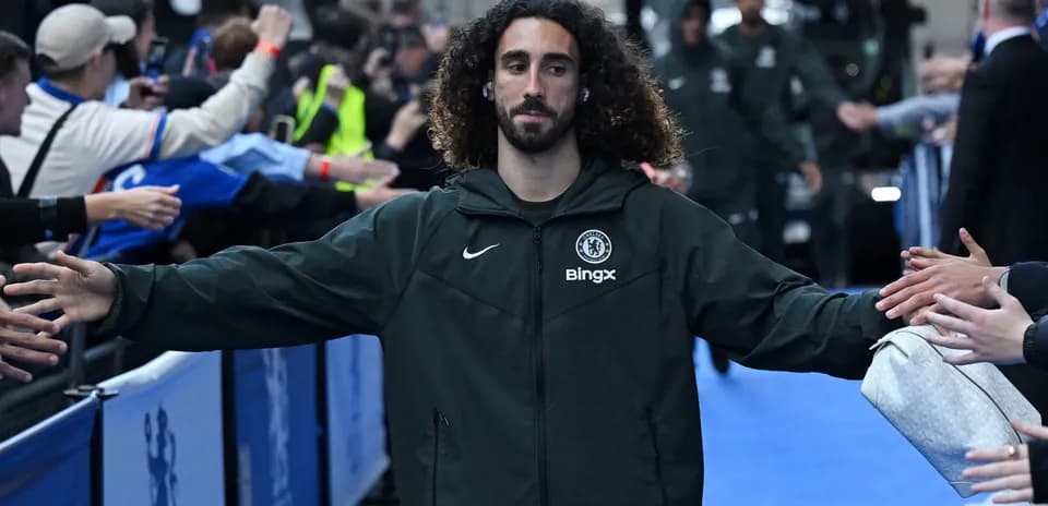Futbolchi muxlislar bilan salomlashmoqda