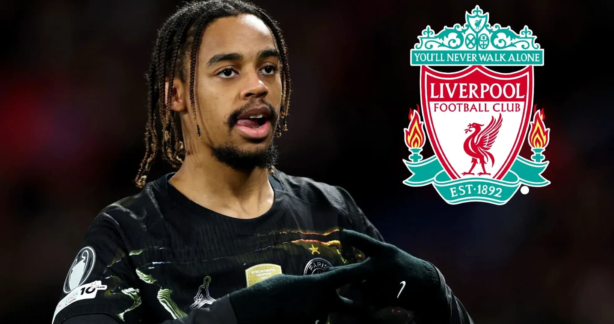 Futbolchi, Liverpool logosi bilan maydonda