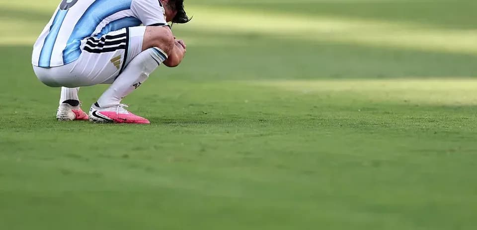 Futbolchi o'tirgan holda maydonda