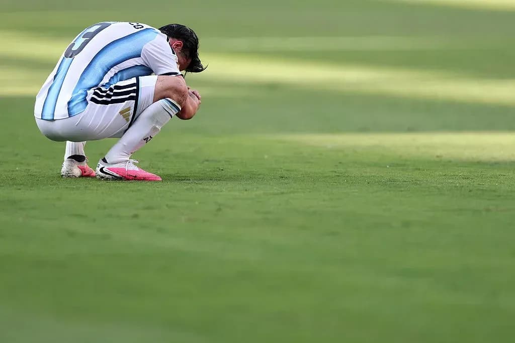 Futbolchi o'tirgan holda maydonda Futbolchi o'tirgan holda maydonda