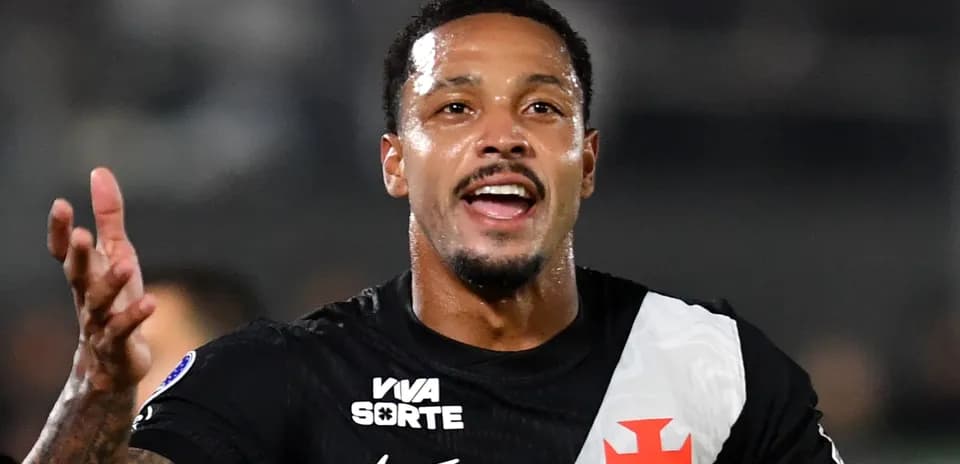 Futbolchi maydonda raqobat qilmoqda