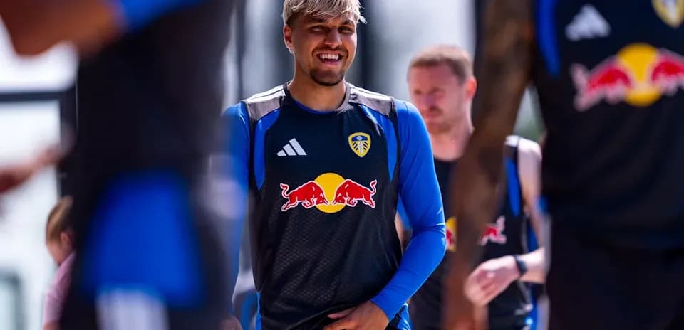 Futbolchi trening paytida kulib yurmoqda