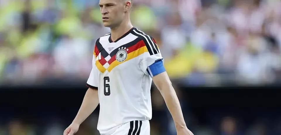 Futbolchi Germaniya formasi bilan maydonda yurmoqda
