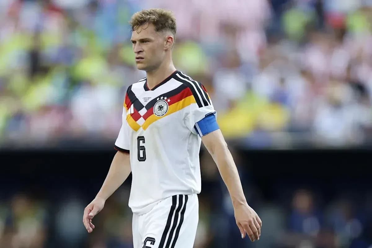 Futbolchi Germaniya formasi bilan maydonda yurmoqda