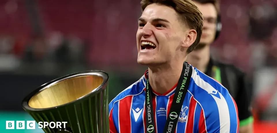 O'yinchi chempionat kubogini ushlab turib baxtiyor