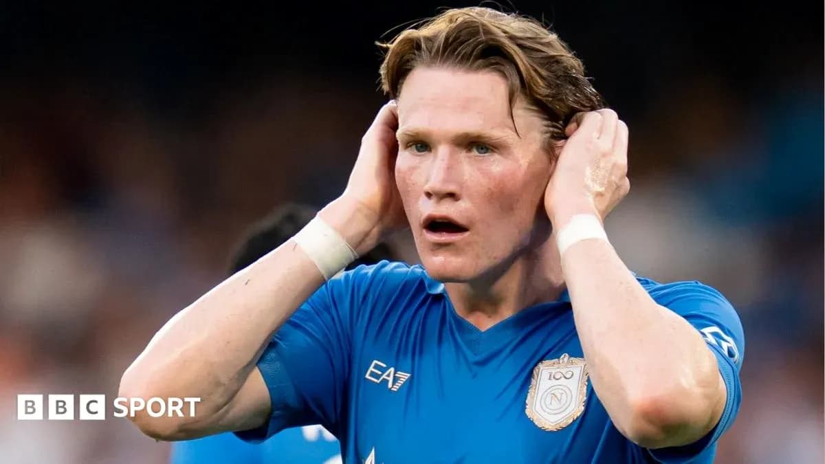 Futbolchi o'yin davomida qo'llarini boshiga qo'ygan
