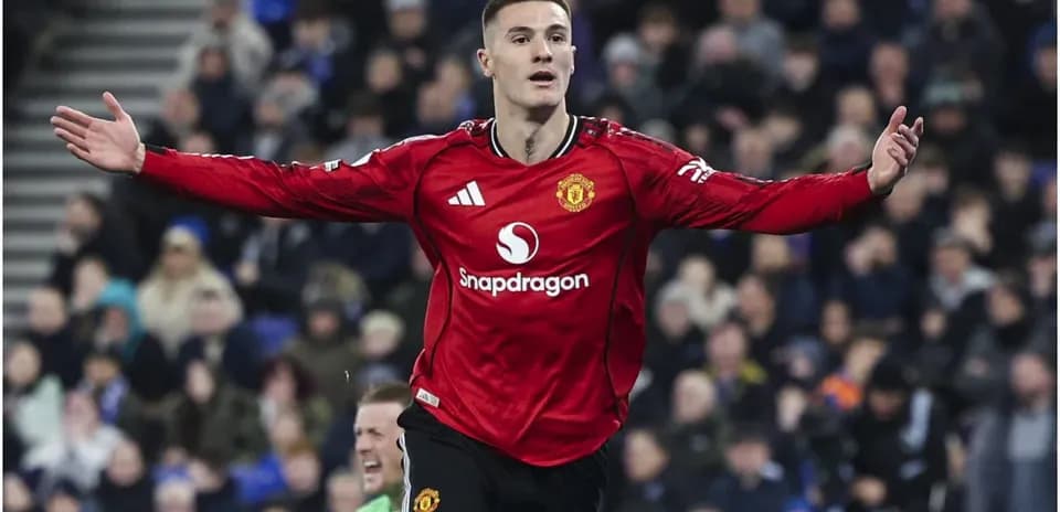 Futbolchi goli nishonlayapti, Manchester United formasida