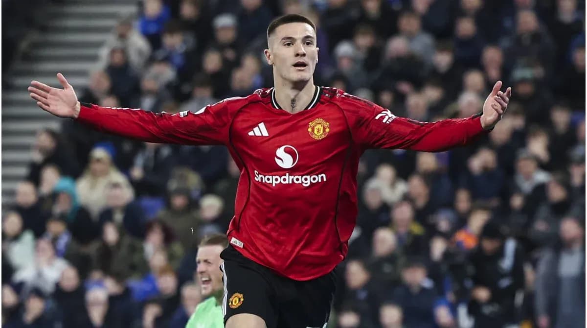 Futbolchi goli nishonlayapti, Manchester United formasida