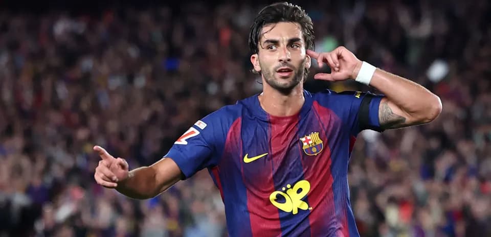 Futbolchi gol urib, muxlislarga quloq tutmoqda
