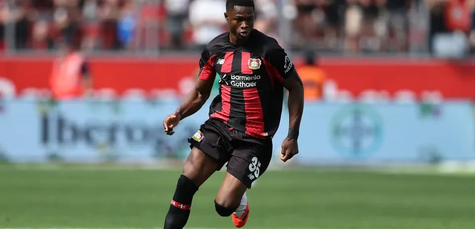 Futbolchi to'p bilan harakatda o'ynayapti