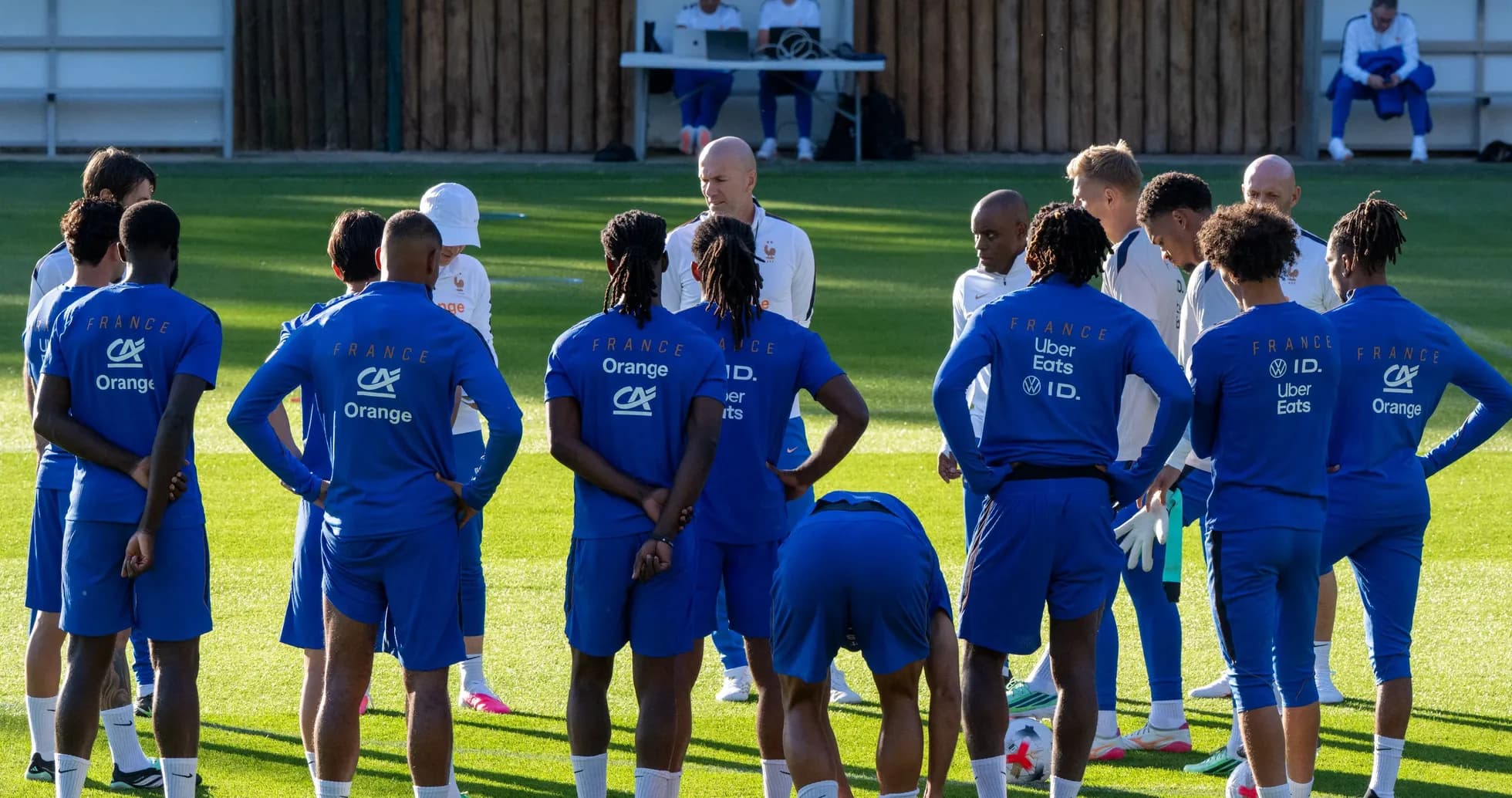 Fransiya futbolchilarining mashg'ulotlarida yig'ilishi