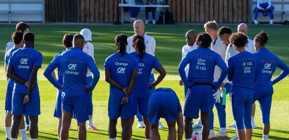 Fransiya futbolchilarining mashg'ulotlarida yig'ilishi