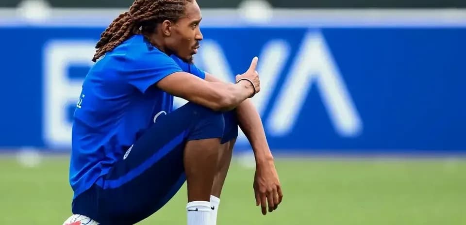 Futbolchi to'p ustida o'tirgan holatda