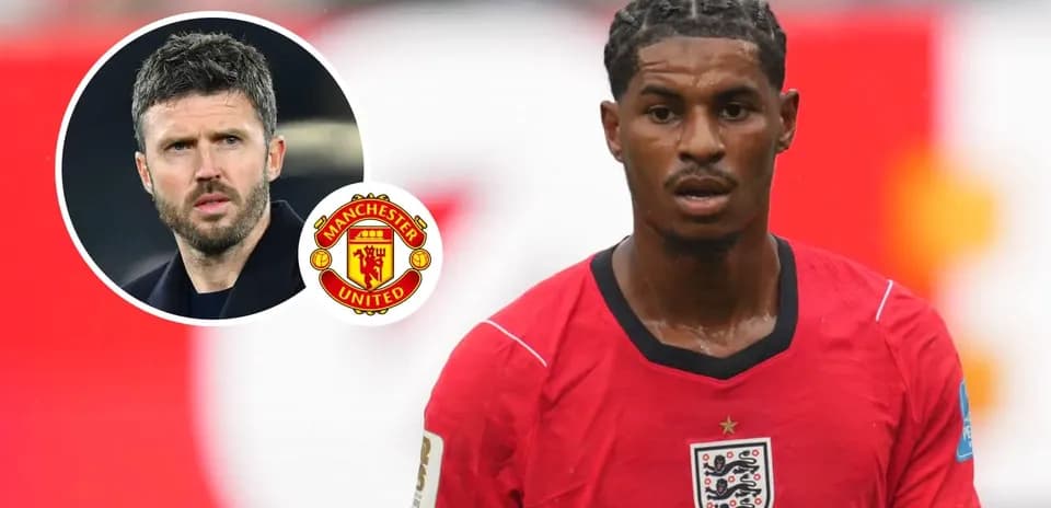 Futbolchi maydonda, Manchester United logotipi ko'rsatilgan