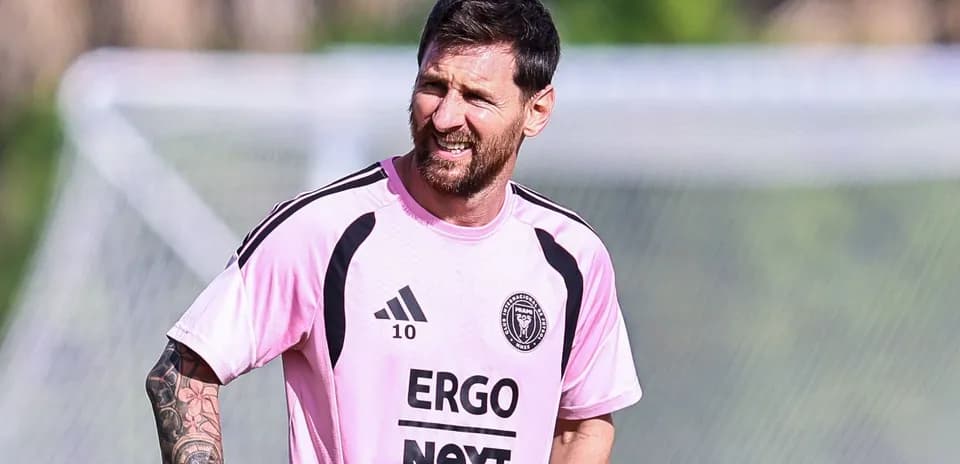 Futbolchi mashg'ulotda, rozoviy forma kiygan