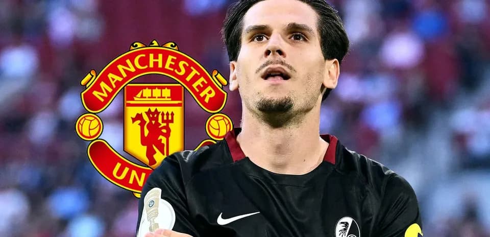 Futbolchi maydonda, Manchester United logotipi fonida