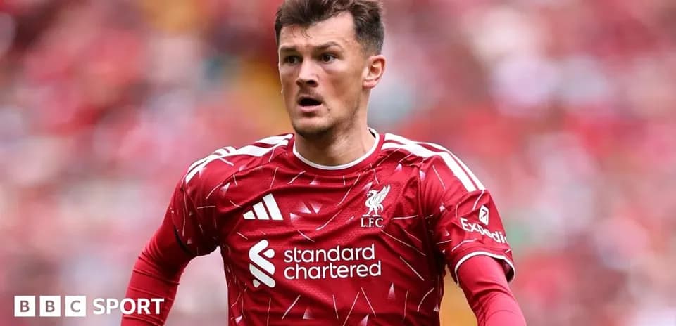 Futbolchi Liverpool formasida maydonda harakatda