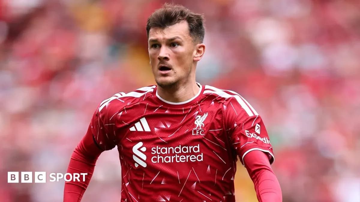 Futbolchi Liverpool formasida maydonda harakatda