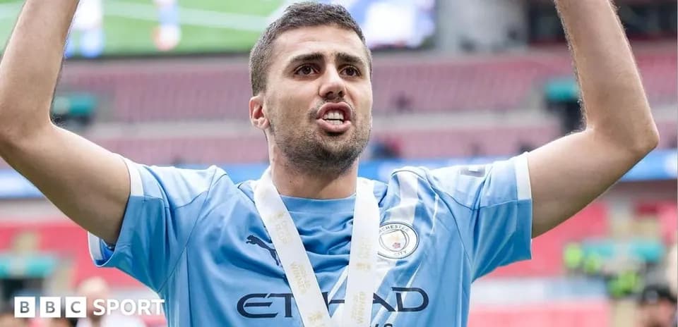 Futbolchi kubok bilan maydonda quvonchda