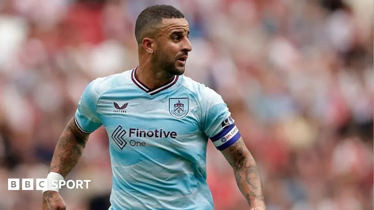 Futbolchi maydonda harakatda, Burnli formasi kiygan Futbolchi maydonda harakatda, Burnli formasi kiygan