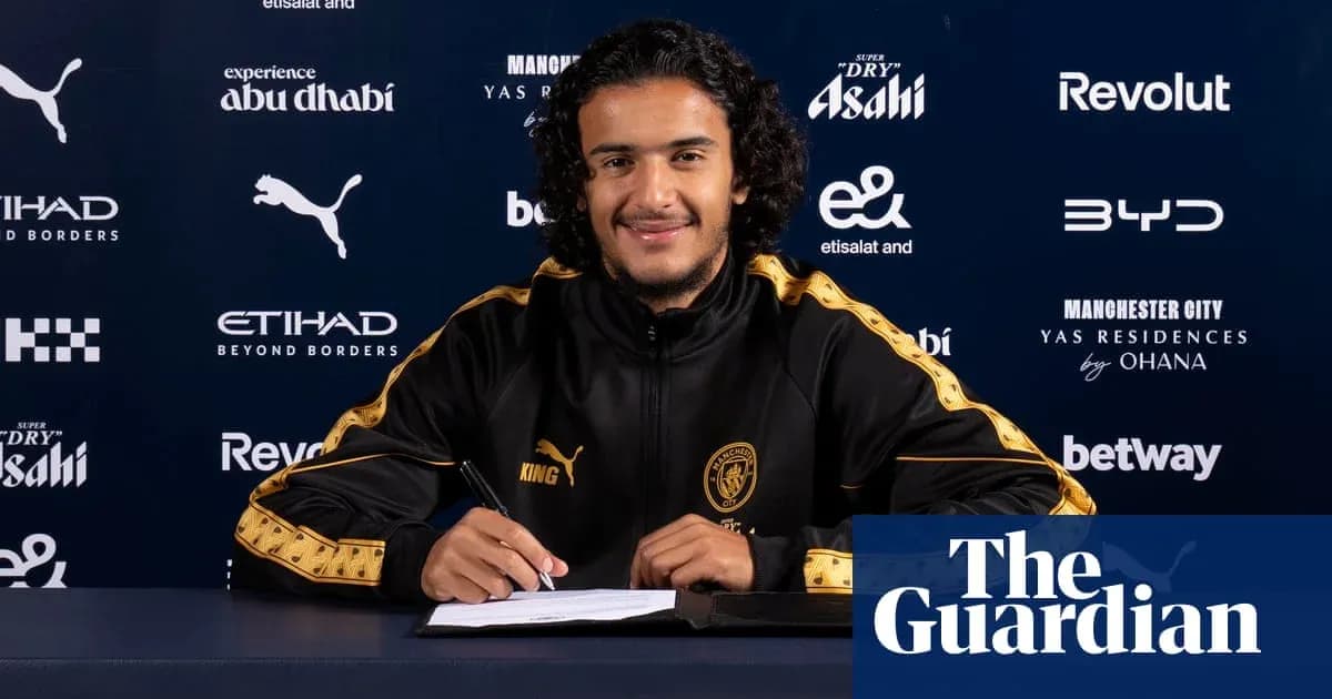 Futbolchi imzo qo'yayotgan jarayonda Futbolchi imzo qo'yayotgan jarayonda