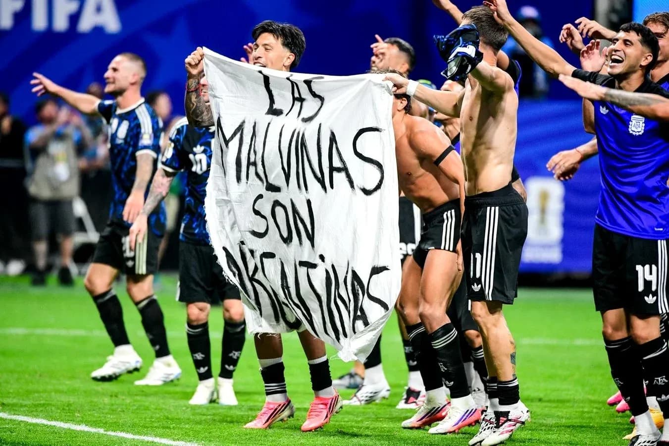 Futbolchilar bayroq ushlab, nishonlashmoqda Futbolchilar bayroq ushlab, nishonlashmoqda