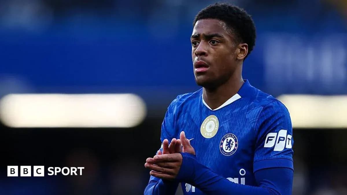 Futbolchi Chelsea formasida maydonda Futbolchi Chelsea formasida maydonda