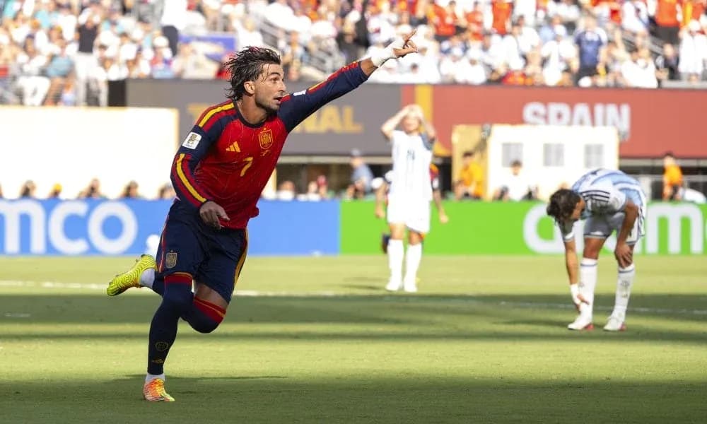 Ispaniya futbolchisi gol urish bilan nishonlayapti Ispaniya futbolchisi gol urish bilan nishonlayapti
