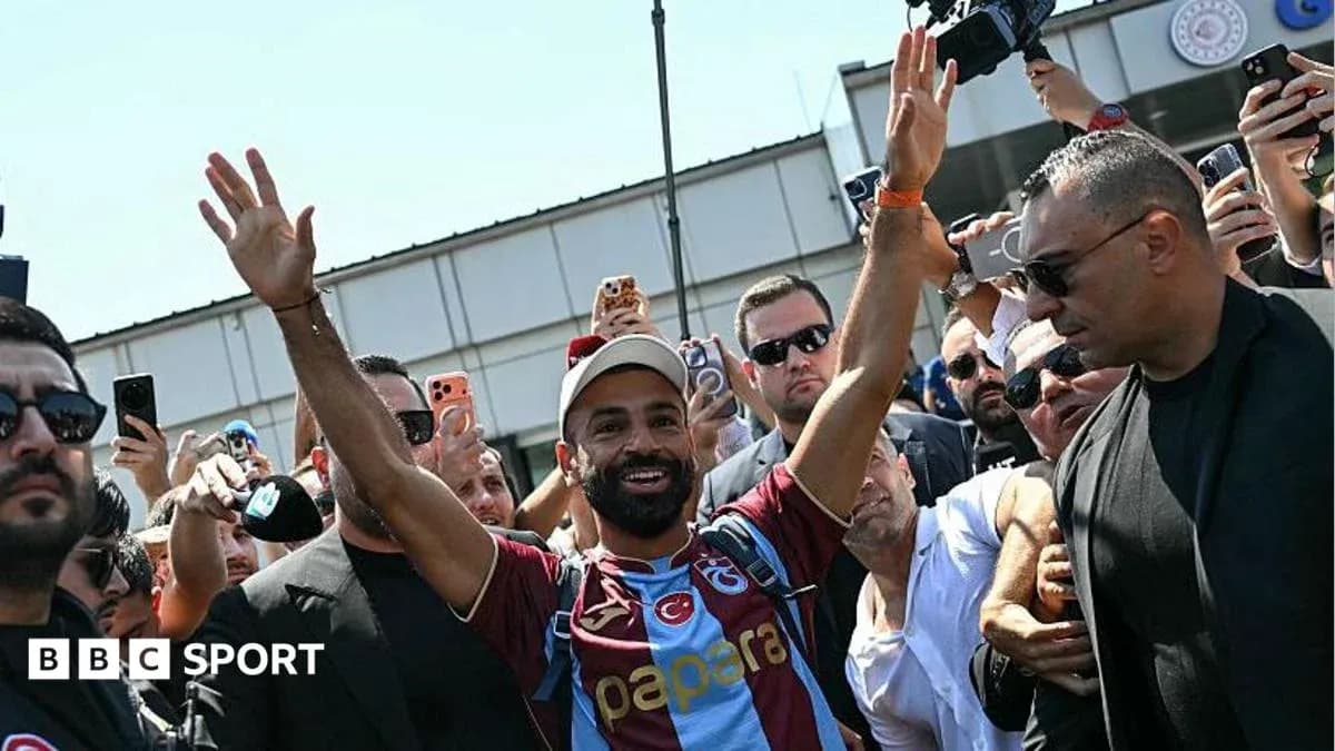 Futbolchi muxlislarga qo'l silkitmoqda Futbolchi muxlislarga qo'l silkitmoqda