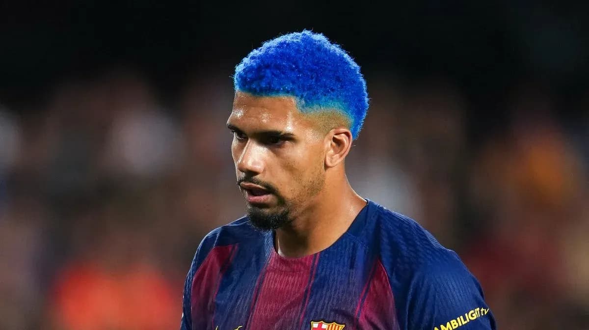Futbolchi Barcelona formasida ko'k soch bilan Futbolchi Barcelona formasida ko'k soch bilan