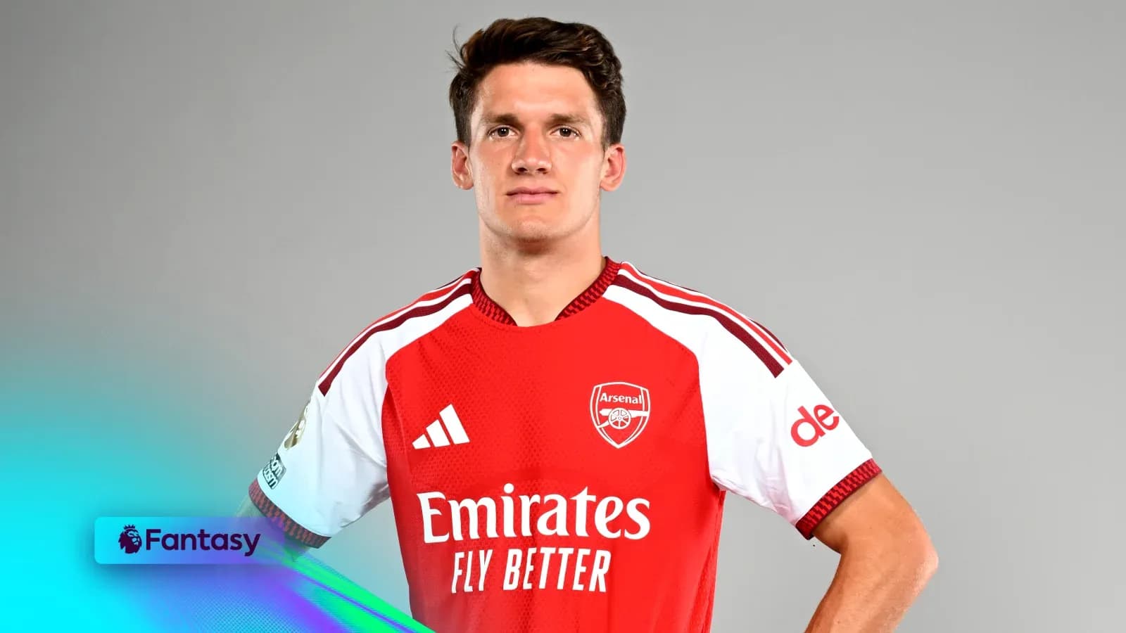 Futbolchi Arsenal formasida poz berayotgan Futbolchi Arsenal formasida poz berayotgan