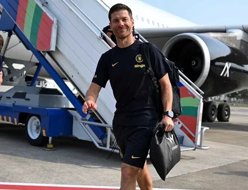 Futbol murabbiyi samolyotdan tushmoqda Futbol murabbiyi samolyotdan tushmoqda