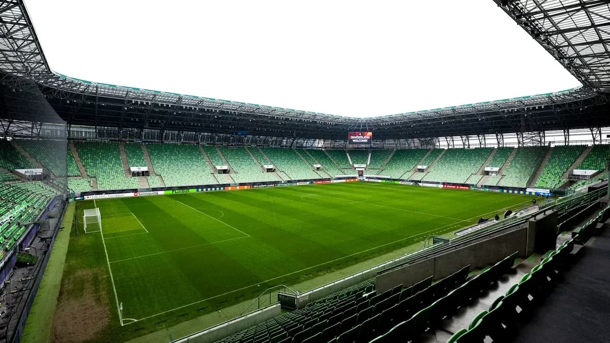 Bo'sh futbol maydoni va stadion ko'rinishi Bo'sh futbol maydoni va stadion ko'rinishi