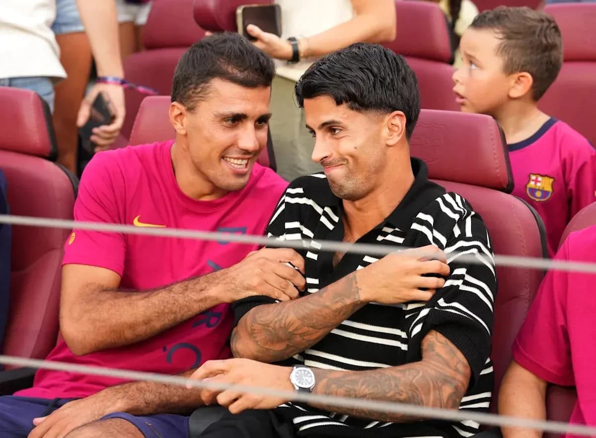 Ikkita futbolchi stadionda o'rindiqda o'tirgan Ikkita futbolchi stadionda o'rindiqda o'tirgan