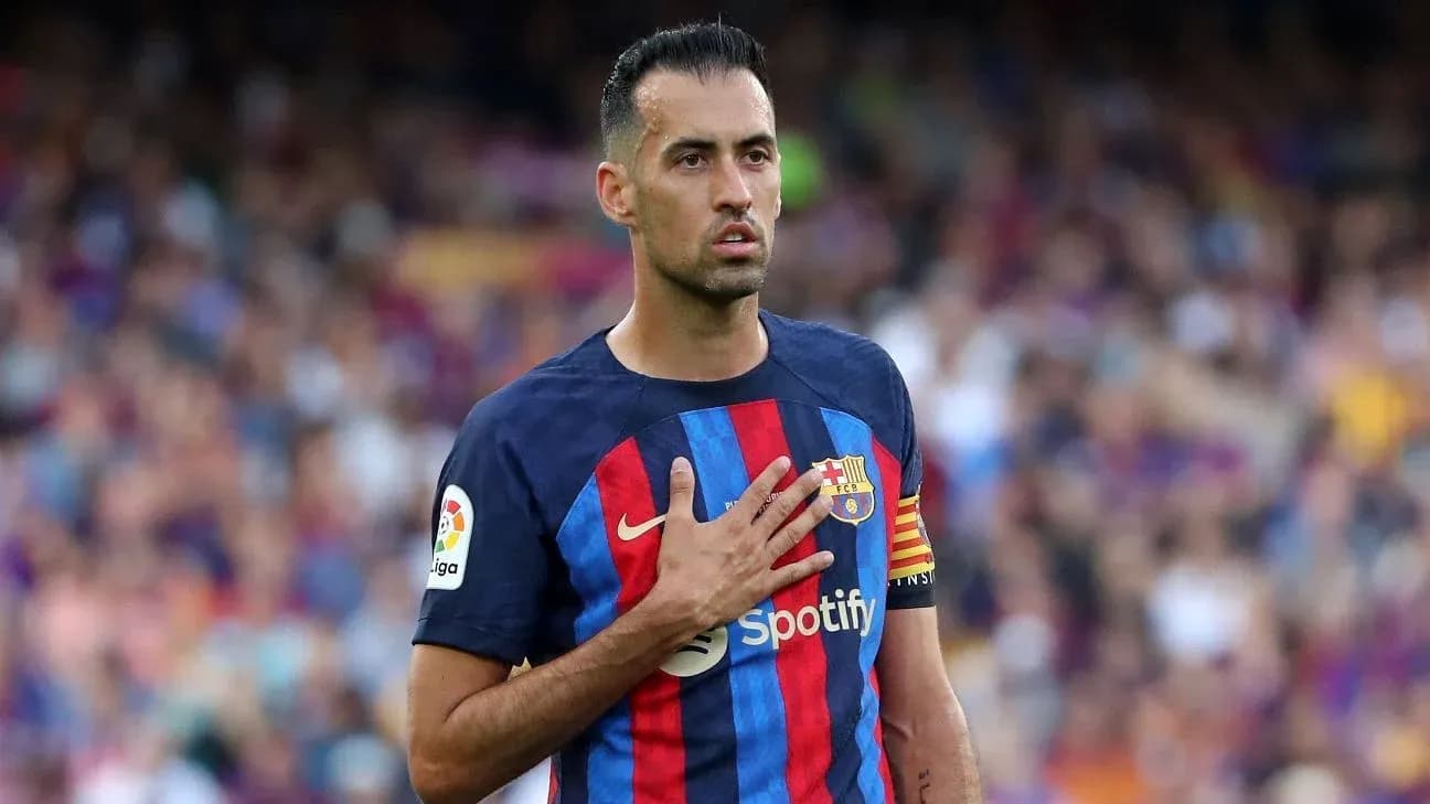 Futbolchi o'yinida qo'lini ko'kragiga qo'ygan Futbolchi o'yinida qo'lini ko'kragiga qo'ygan