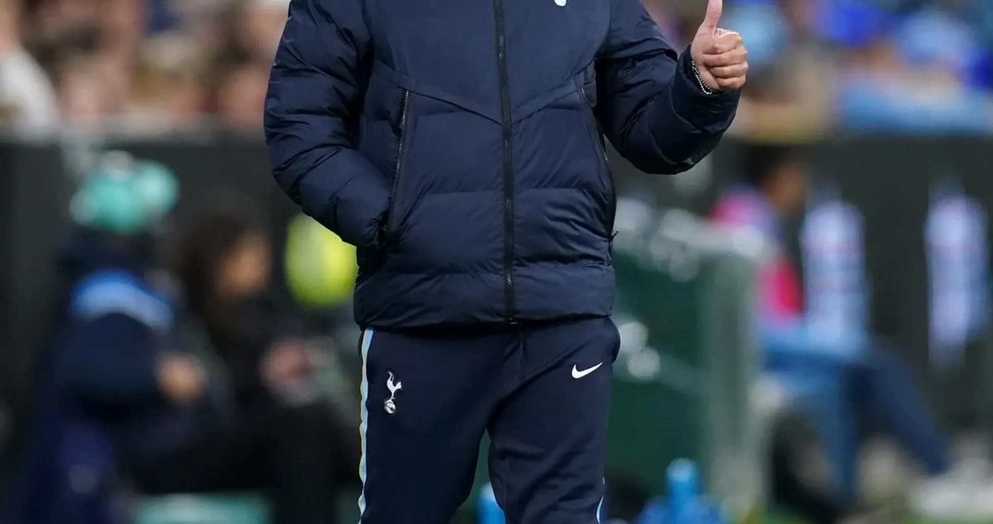 Trener Tottenham ustozlikda o'z futbolchilariga ko'rsatma berayotgani Trener Tottenham ustozlikda o'z futbolchilariga ko'rsatma berayotgani