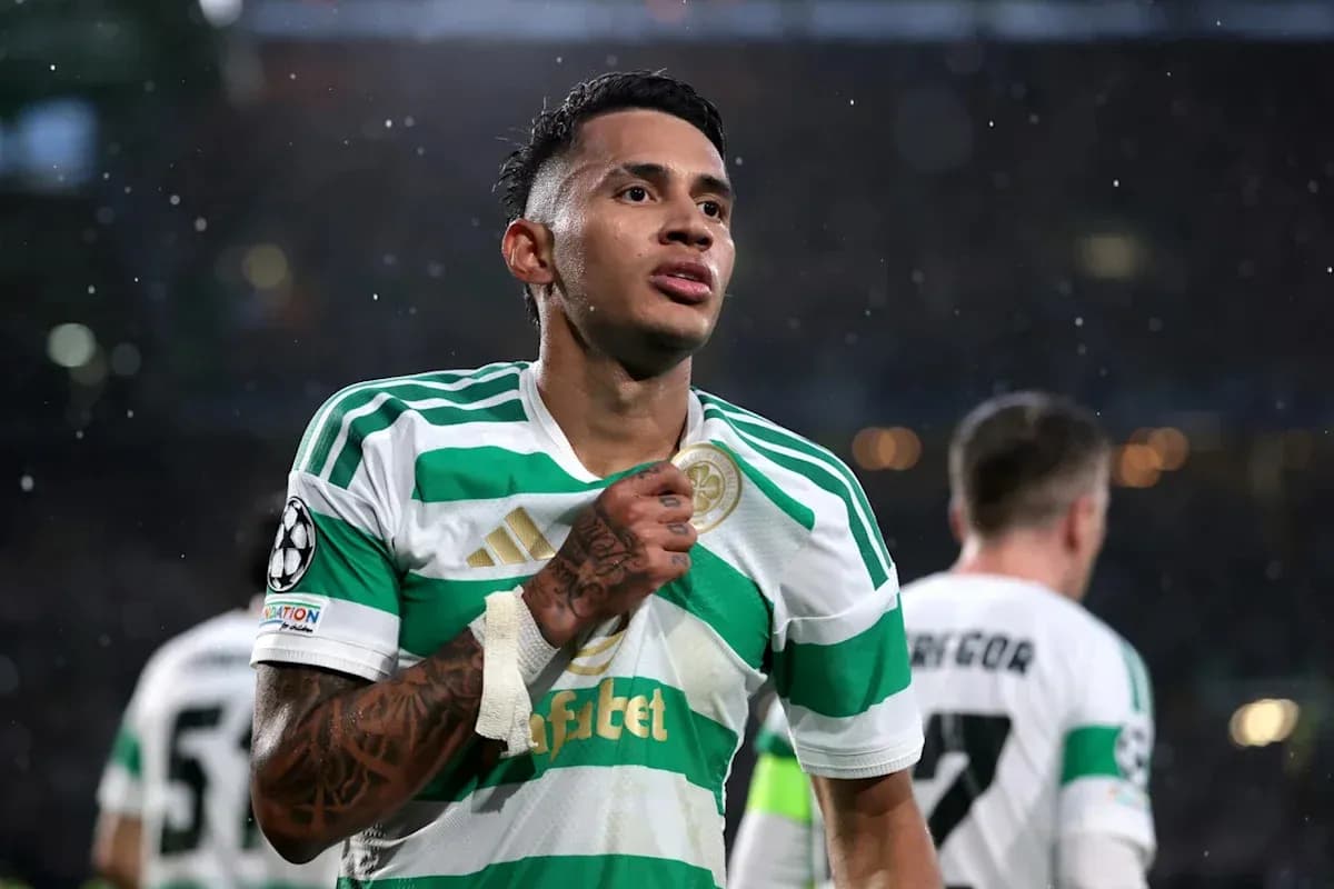 Futbolchi jamoasi formasida o'yin davomida Futbolchi jamoasi formasida o'yin davomida