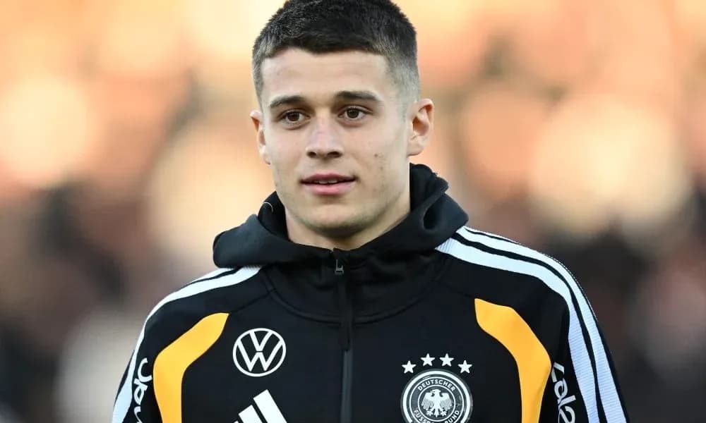 Futbolchi Germaniya terma jamoasi kiyimida Futbolchi Germaniya terma jamoasi kiyimida