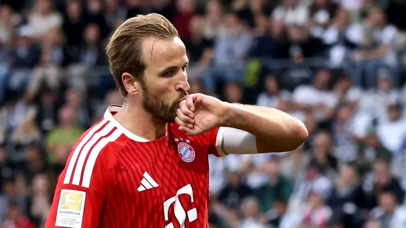 Futbolchi Bayern Munchen formasida maydonda Futbolchi Bayern Munchen formasida maydonda