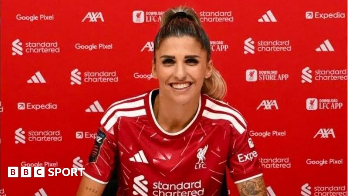 Futbolchi yangi Liverpool formasida matbuot anjumanida Futbolchi yangi Liverpool formasida matbuot anjumanida