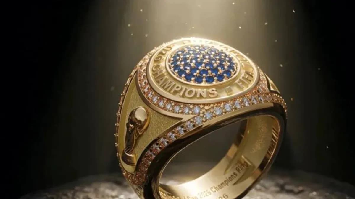 Oltin chempionlik uzuk, ko'k toshlar bilan bezatilgan Oltin chempionlik uzuk, ko'k toshlar bilan bezatilgan