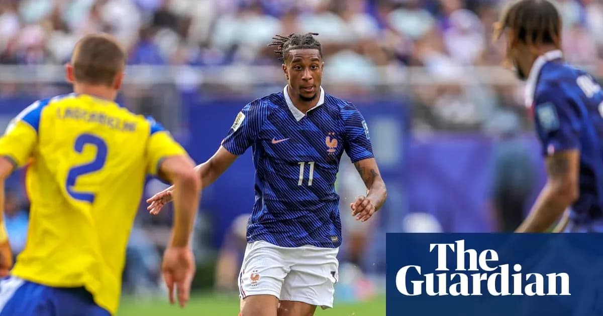 Fransiya futbolchisi to'p bilan harakatda Fransiya futbolchisi to'p bilan harakatda