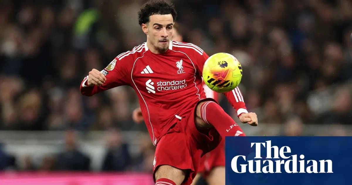 Futbolchi to'pni ko'tarib harakatlanmoqda Futbolchi to'pni ko'tarib harakatlanmoqda