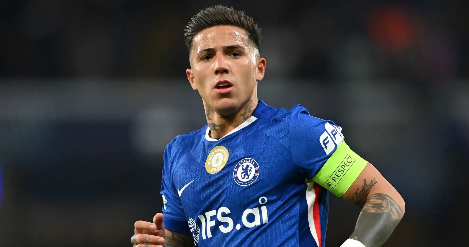 Futbolchi Chelsea formasida, kapitan armband bilan Futbolchi Chelsea formasida, kapitan armband bilan