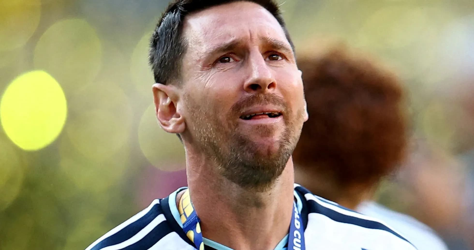 Futbolchi medalini taqib olayotgan shaxs Futbolchi medalini taqib olayotgan shaxs