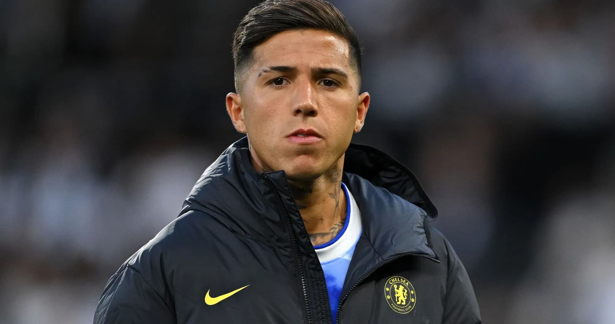 Futbolchi Chelsea formasi bilan maydonda turibdi Futbolchi Chelsea formasi bilan maydonda turibdi
