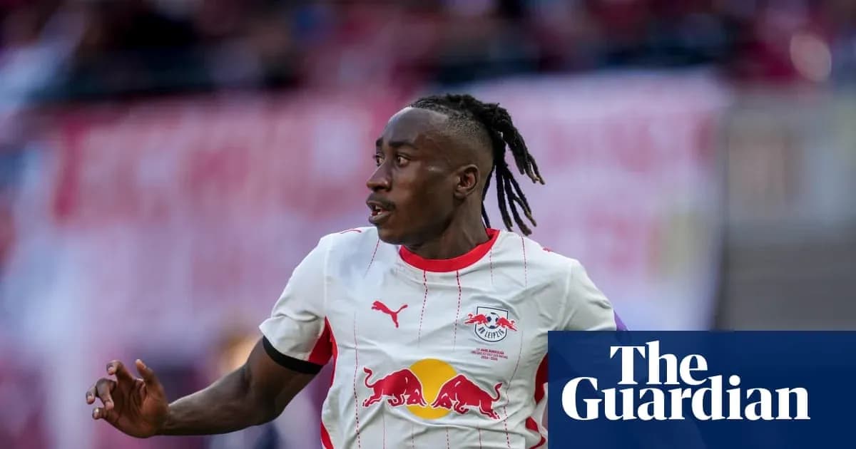 Futbolchi RB Leipzig formasida maydonda harakatda Futbolchi RB Leipzig formasida maydonda harakatda