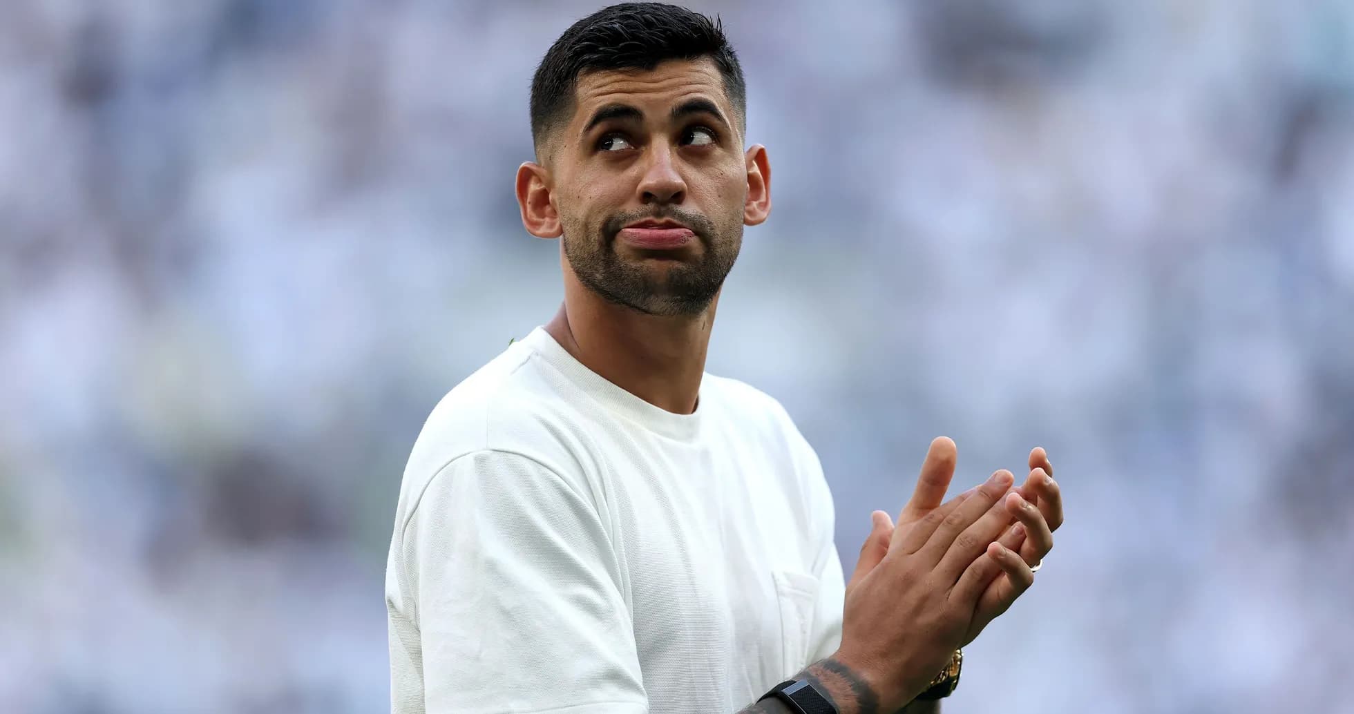 Futbolchi maydonda qo'llarini qarsillatmoqda Futbolchi maydonda qo'llarini qarsillatmoqda