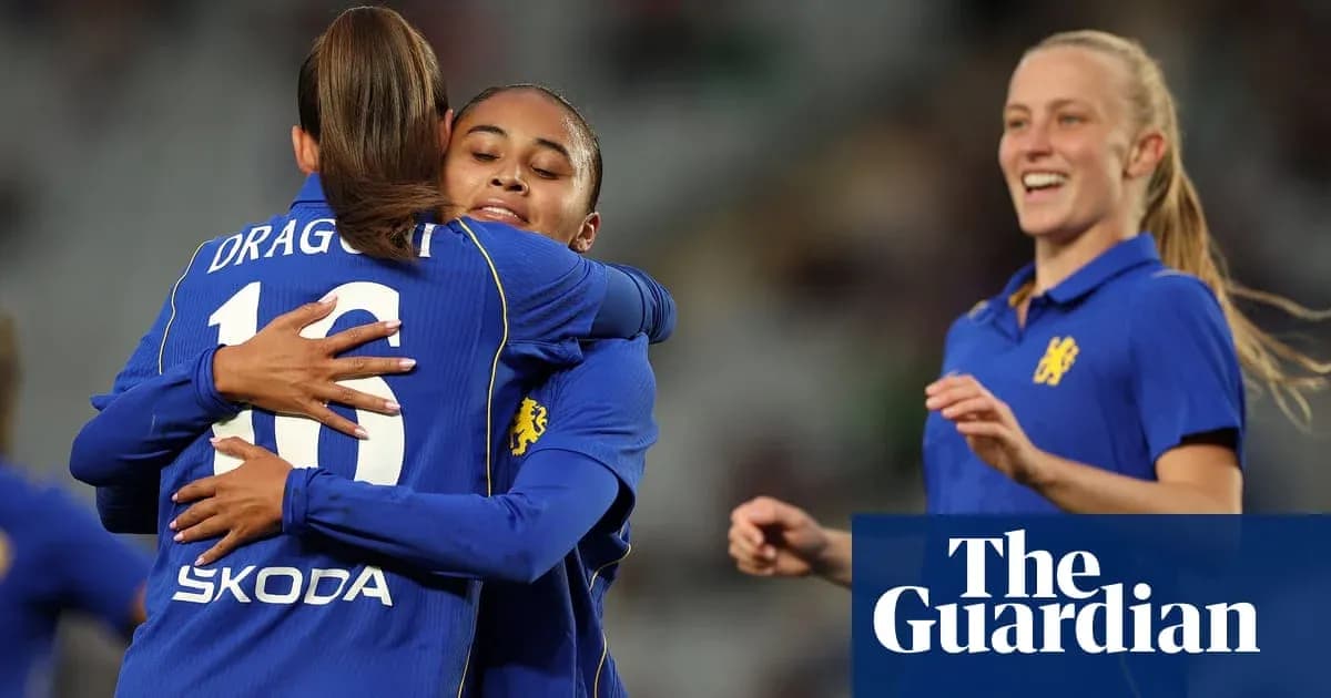 Futbolchilar quchoqlashayotgan va tabassum qilayotganlar Futbolchilar quchoqlashayotgan va tabassum qilayotganlar